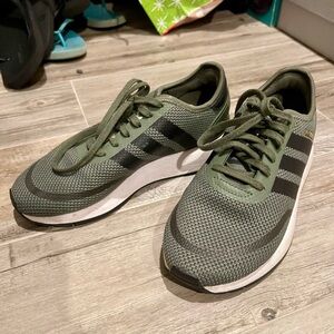 Adidas Army Green Kids/Mens 5, Women’s 6.5 (matched my FIGS)